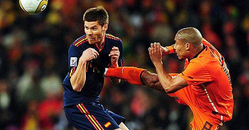 /dateien/28955,1296682327,De-Jong-Alonso-Foul-Holland-Spain-World-Cup-F 2476492