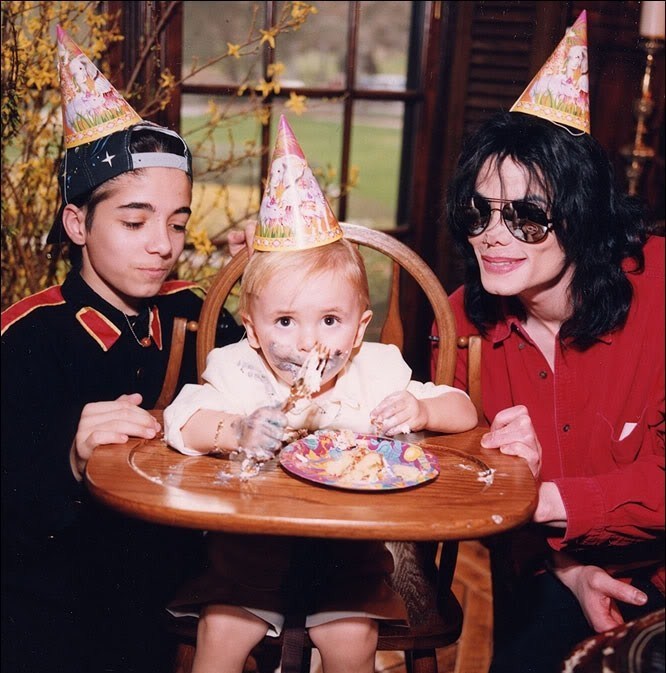 /dateien/59922,1297715477,2nd-B-Day-prince-michael-jackson-19278580-666-673