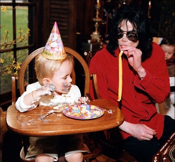 /dateien/59922,1297715477,2nd-B-Day-prince-michael-jackson-19278583-610-565