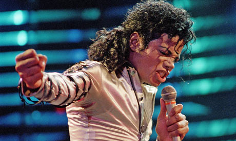 /dateien/59922,1299340262,Michael-Jackson-in-white--001