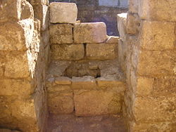 /dateien/60450,1297540526,250px-Latrine Abbaye de Fondouce siC3A8ge