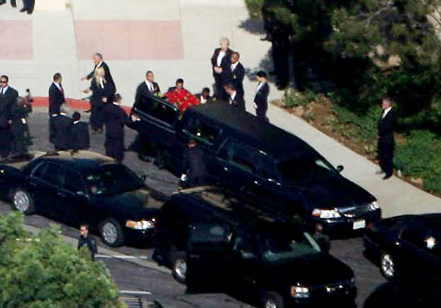 /dateien/62480,1298562883,x9vPJP michael-jackson-funeral-pictures 8.7. 7uhr44