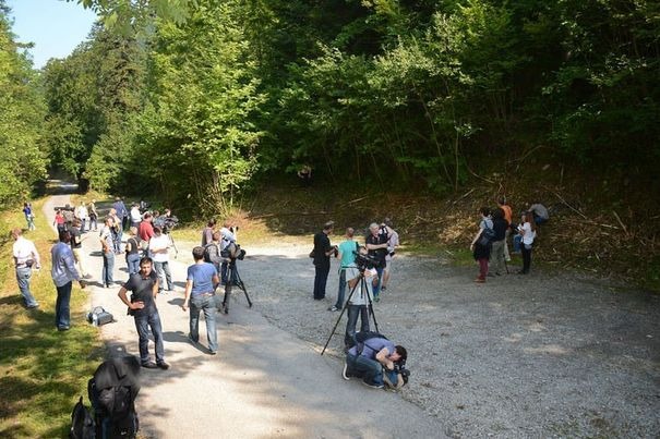 /dateien/92914,1349362614,398688 des-photographes-et-des-cameramen-travaillent-sur-le-lieu-du-massacre-de-chevaline-le-7-septembre-2012
