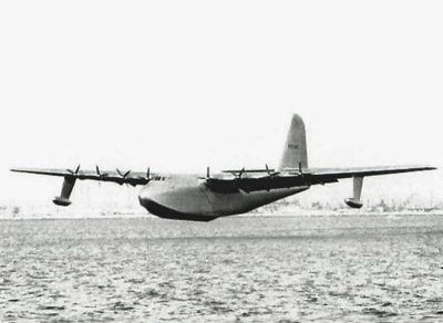 /dateien/gg62082,1271702878,Spruce goose flying
