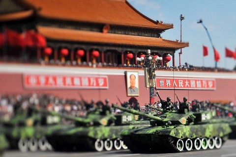 /dateien/mg42342,1265109756,parade panzer DW Po 913459g