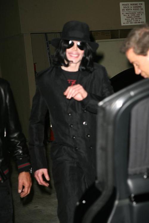 /dateien/np59922,1295552352,PicImg Michael Jackson shops 5ca1