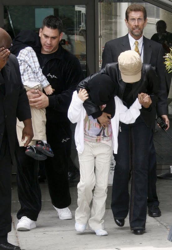 /dateien/np62551,1288907332,Blanket-e-Paris-prince-michael-jackson-16575492-552-800
