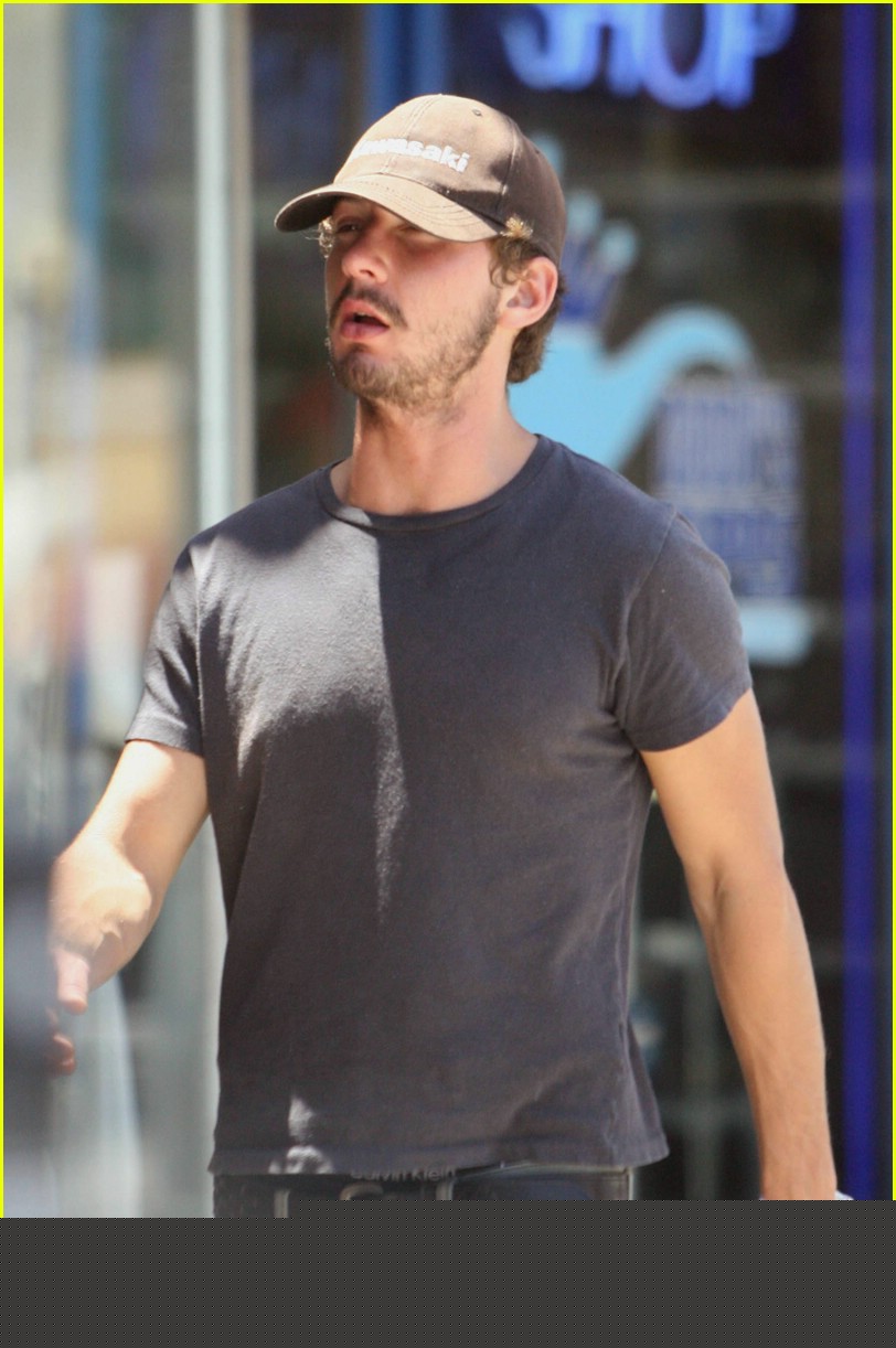 /dateien/np66944,1289392073,shia-labeouf-calvin-klein-underwear-08