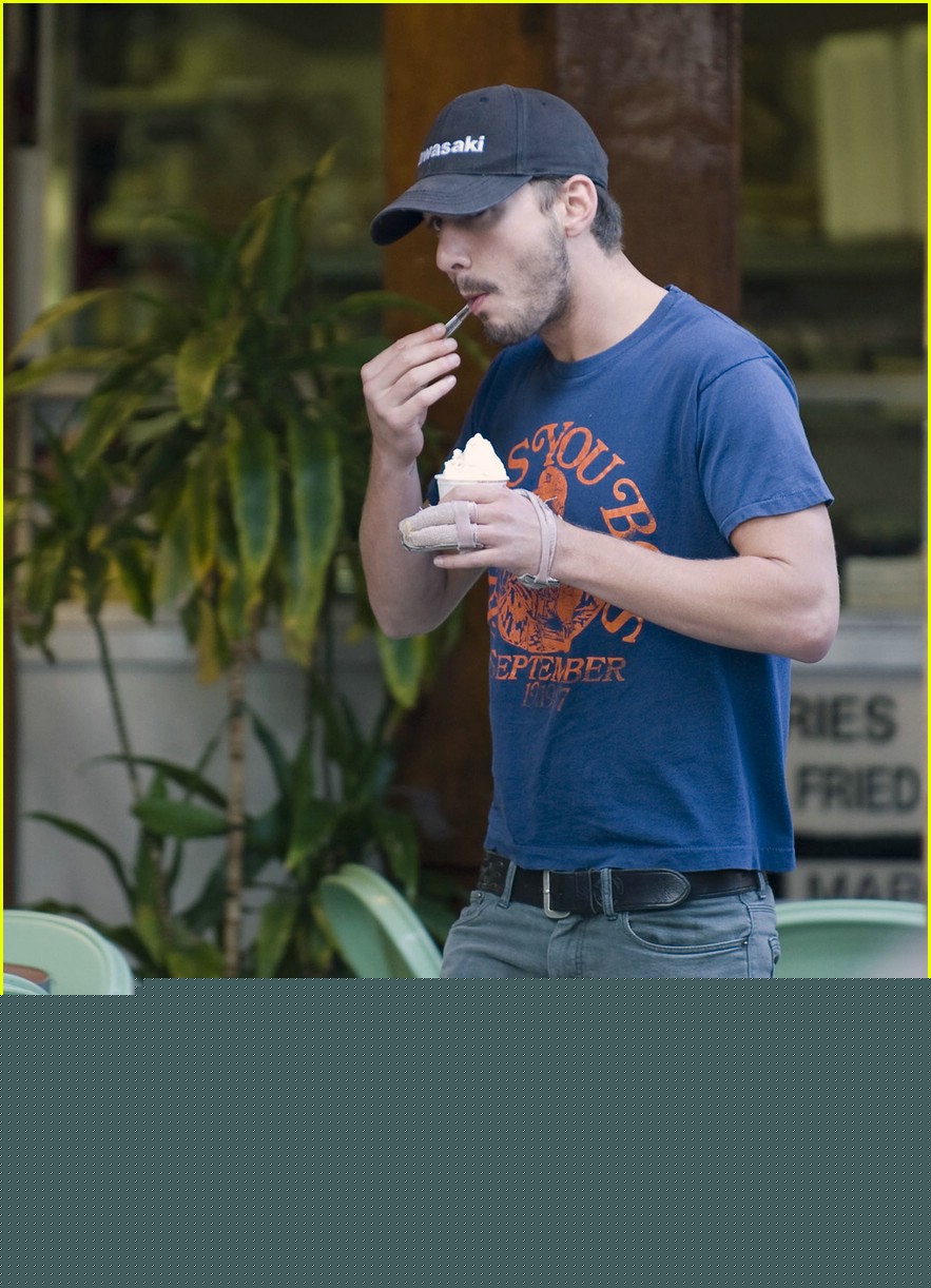 /dateien/np66944,1289406311,shia-labeouf-ice-cream-02