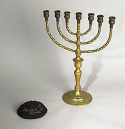 /dateien/rs5862,1268867064,250px-YarmulkeAndMenorah