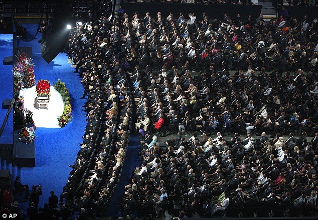 /dateien/uh55144,1254682999,michaeljacksonmemorial1