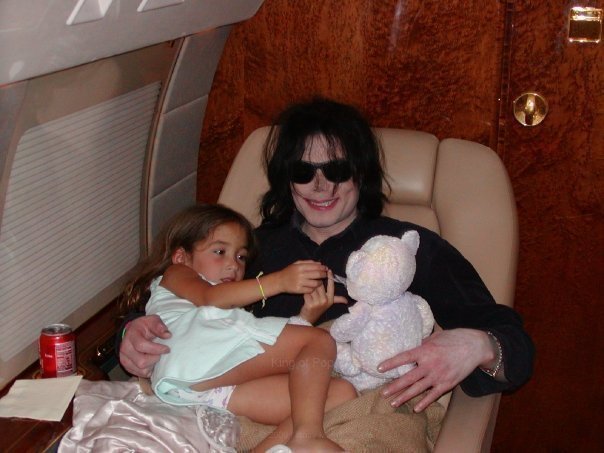 /dateien/uh55144,1256338243,Michael-and-a-girl-with-a-lot-of-luck-prince-michael-jackson-8206315-604-453