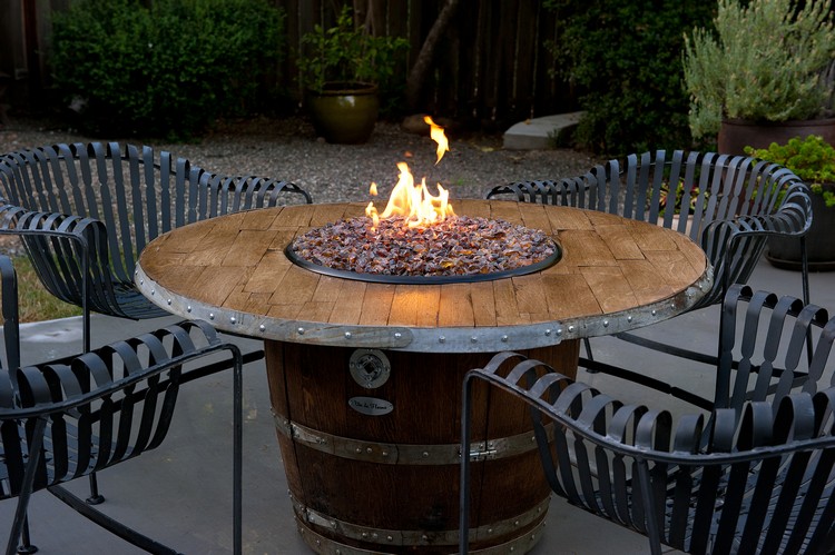 gartendeko-holz-weinfass-outdoor-kamin-f