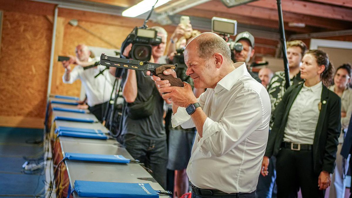 Scholz an der Kanone - Copy