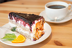 kuchenstueck-mit-kaffee