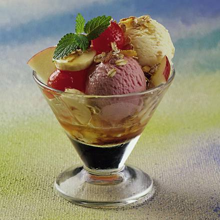 eisbecher-mit-gemischten-fruechten-F3707