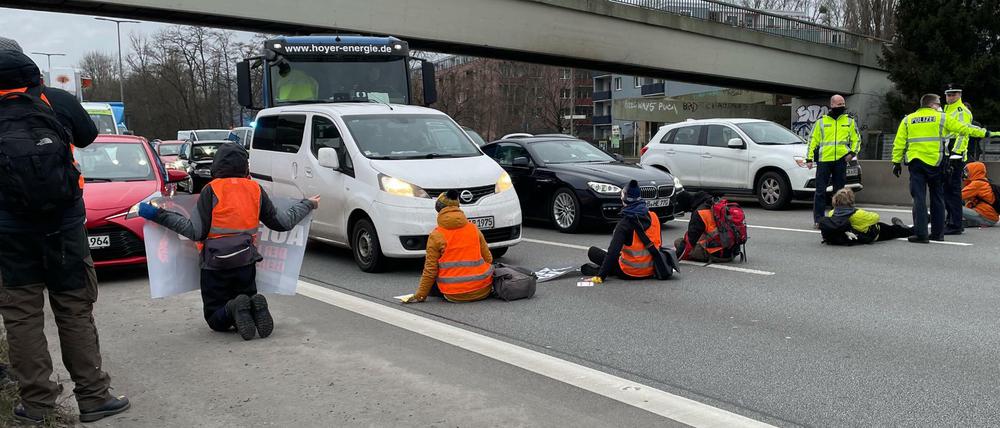aktivisten-blockieren-autobahn-100-7326