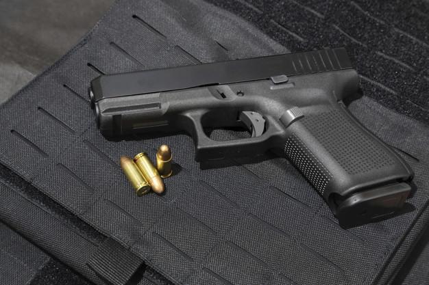 pistole-und-9mm-kugeln-auf-einer-kugelsi