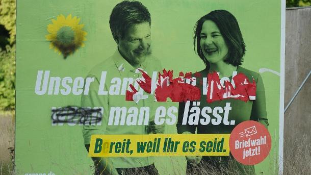 ein-zerstoertes-wahlkampfplakat-der-grue