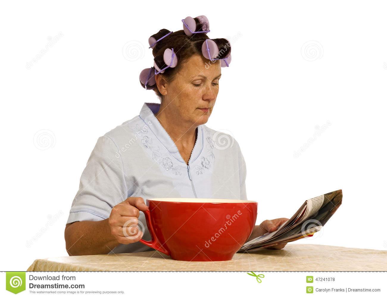 frau-mit-riesiger-kaffeetasse-fr-viele-k