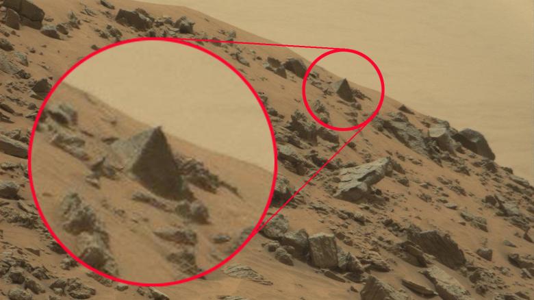 Diese-Pyramide-hat-der-Roboter-Curiosity