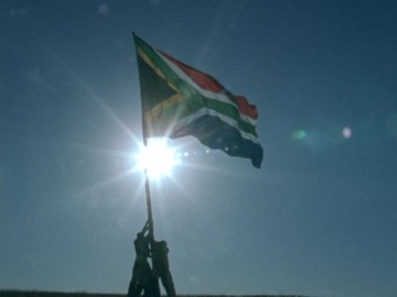 755003673-suedafrikanische-flagge-aufste