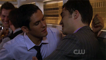 chuck-kiss-gay-gossip-girl-8717466-355-2