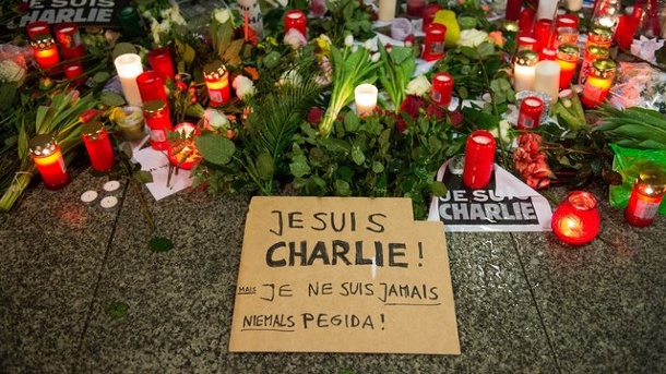 ein-schild-mit-der-aufschrift-je-suis-ch