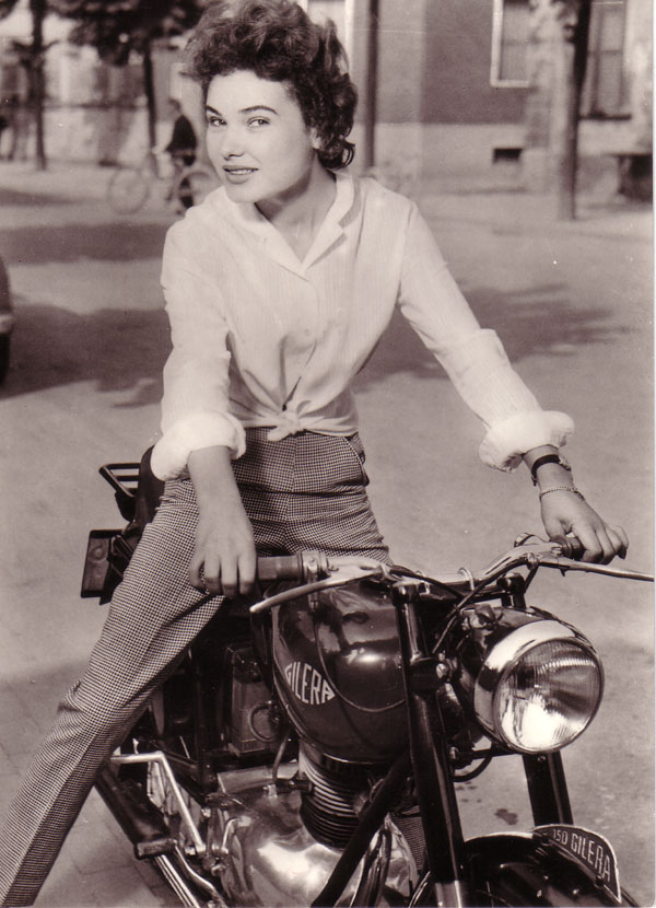 frau auf gilera