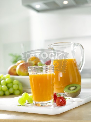 Multivitaminsaft im Glas und Krug-261434