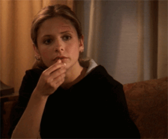 Sarah-Michelle-Gellar-Eating-Popcorn-On-