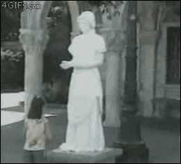 d2c943 gif-living-statue-horror-children