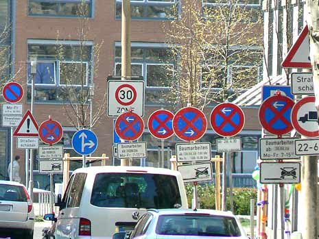 01 schilderwald wahnsinn fuer autofahrer