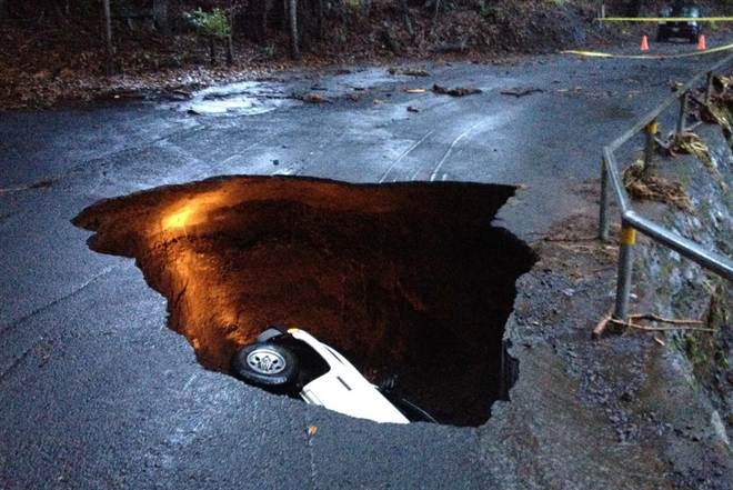 131231-sinkhole-hawaii-3p.6603B6603B73B7