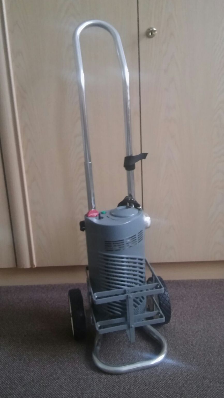 Mobiles-Sauerstoffgeraet-mit-Trolley