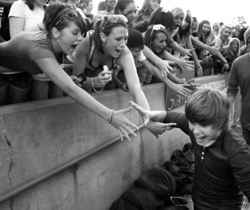 Psychologist-Compares-Bieber-Fever-to-Te