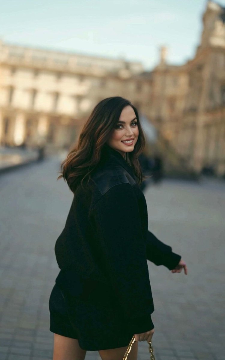 PFW Ana de Armas Louis Vuitton - Copy
