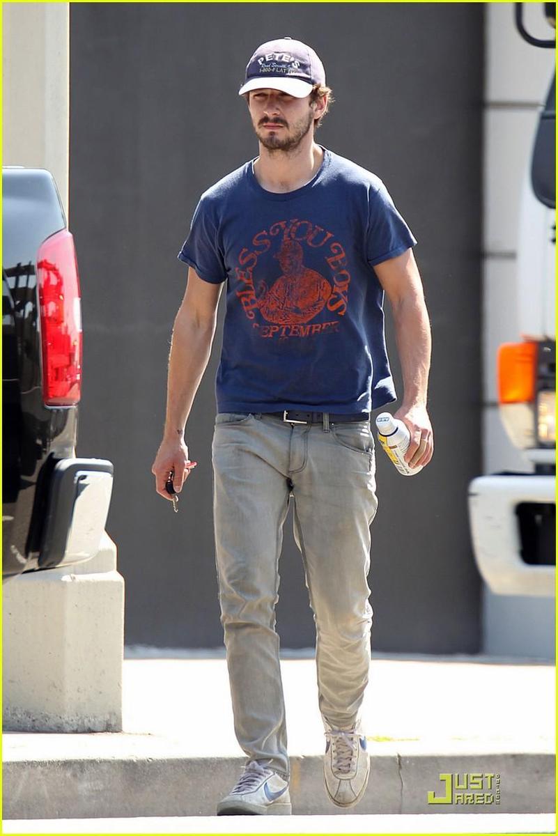 /dateien/np66944,1288552358,shia-labeouf-chooses-convenience-05