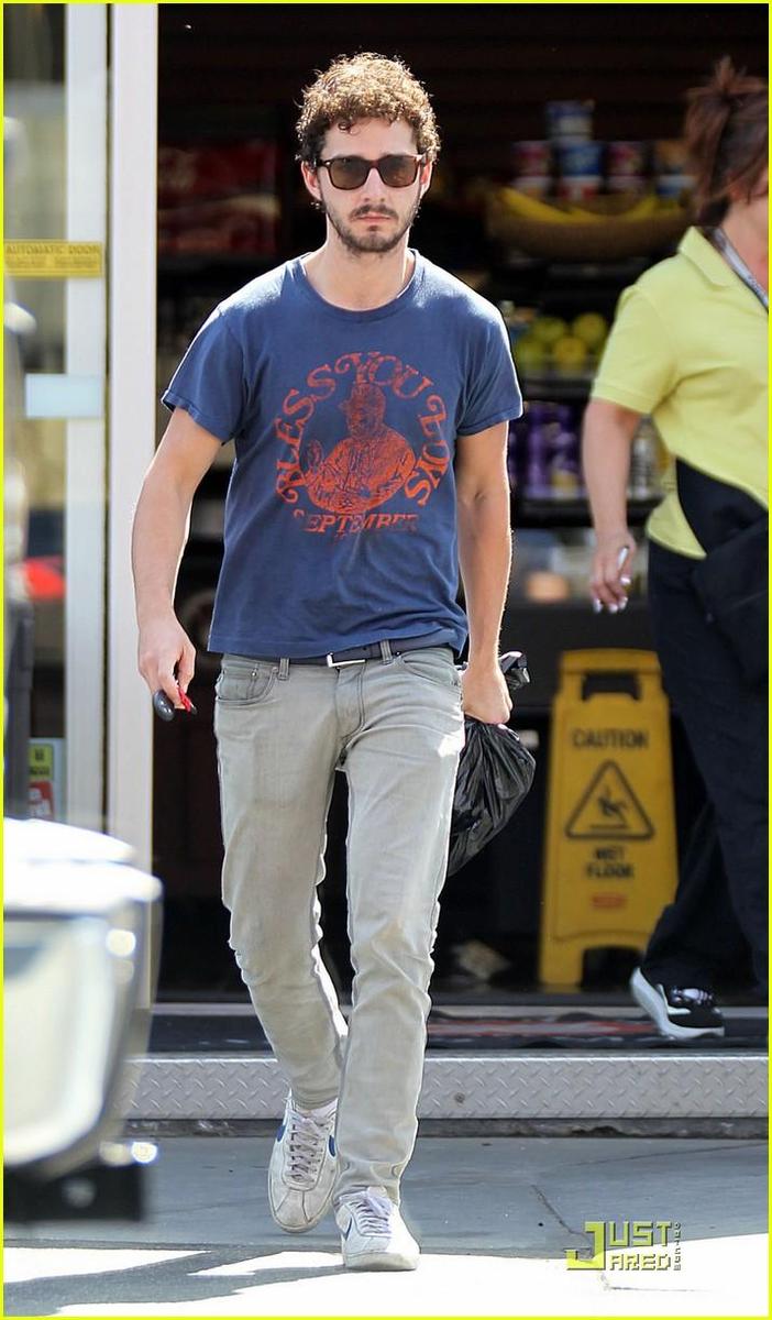 /dateien/np66944,1288552524,shia-labeouf-chooses-convenience-07