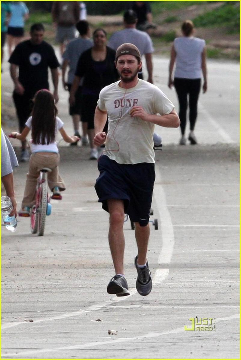 /dateien/np66944,1288633931,shia-labeouf-roseball-park-07