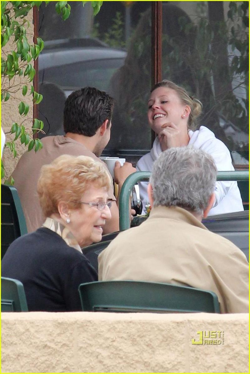 /dateien/np66944,1288643837,shia-labeouf-and-friend-patio-pair-03