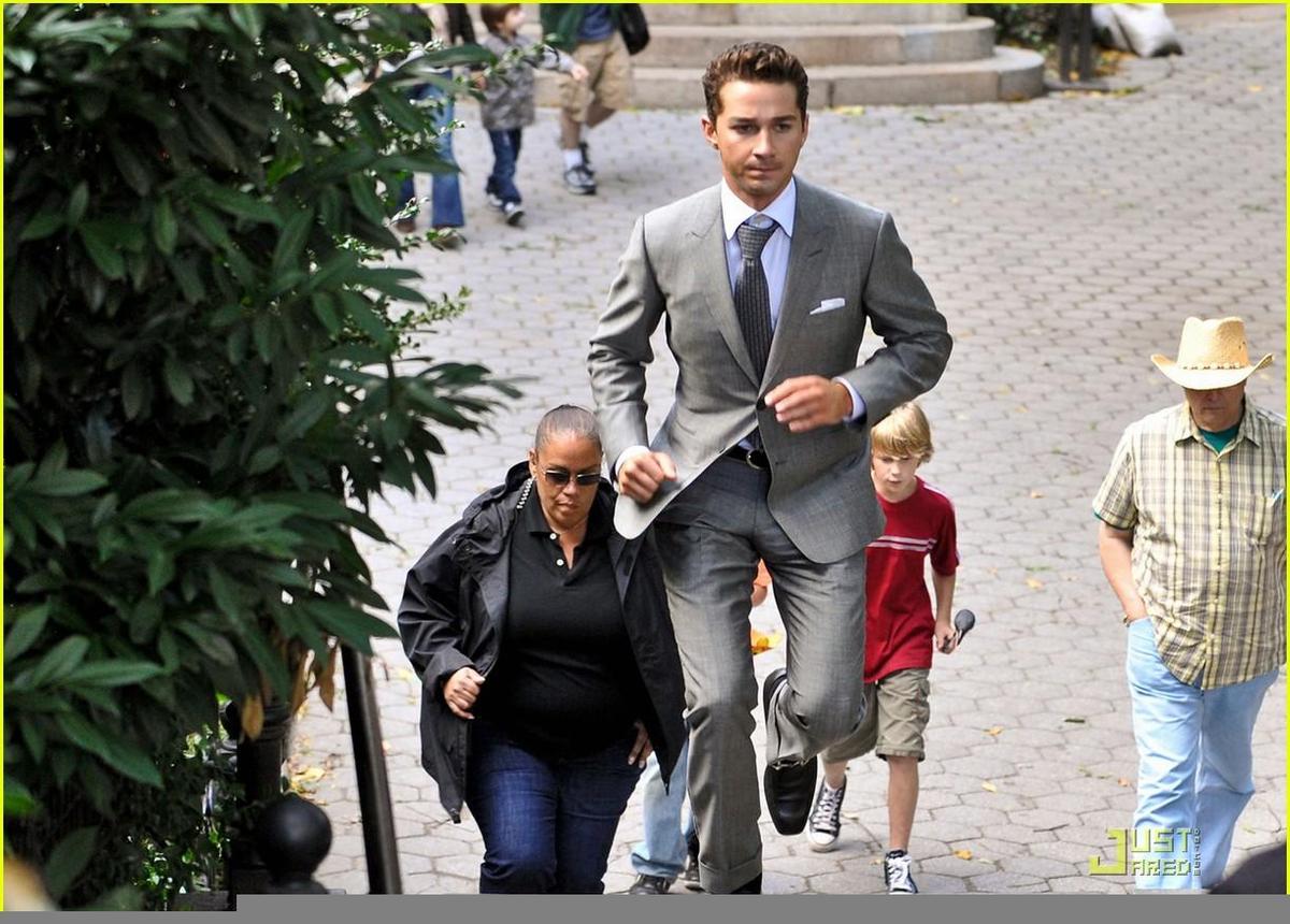 /dateien/np66944,1288794023,shia-labeouf-michael-douglas-dapper-14
