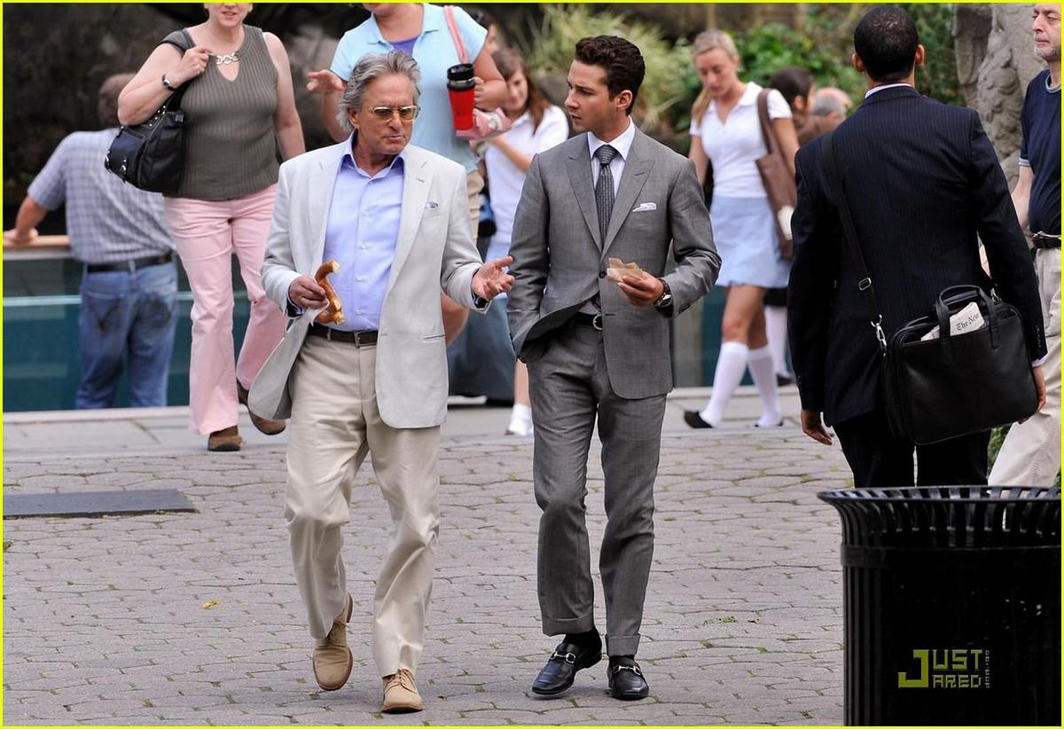 /dateien/np66944,1288794385,shia-labeouf-michael-douglas-dapper-21