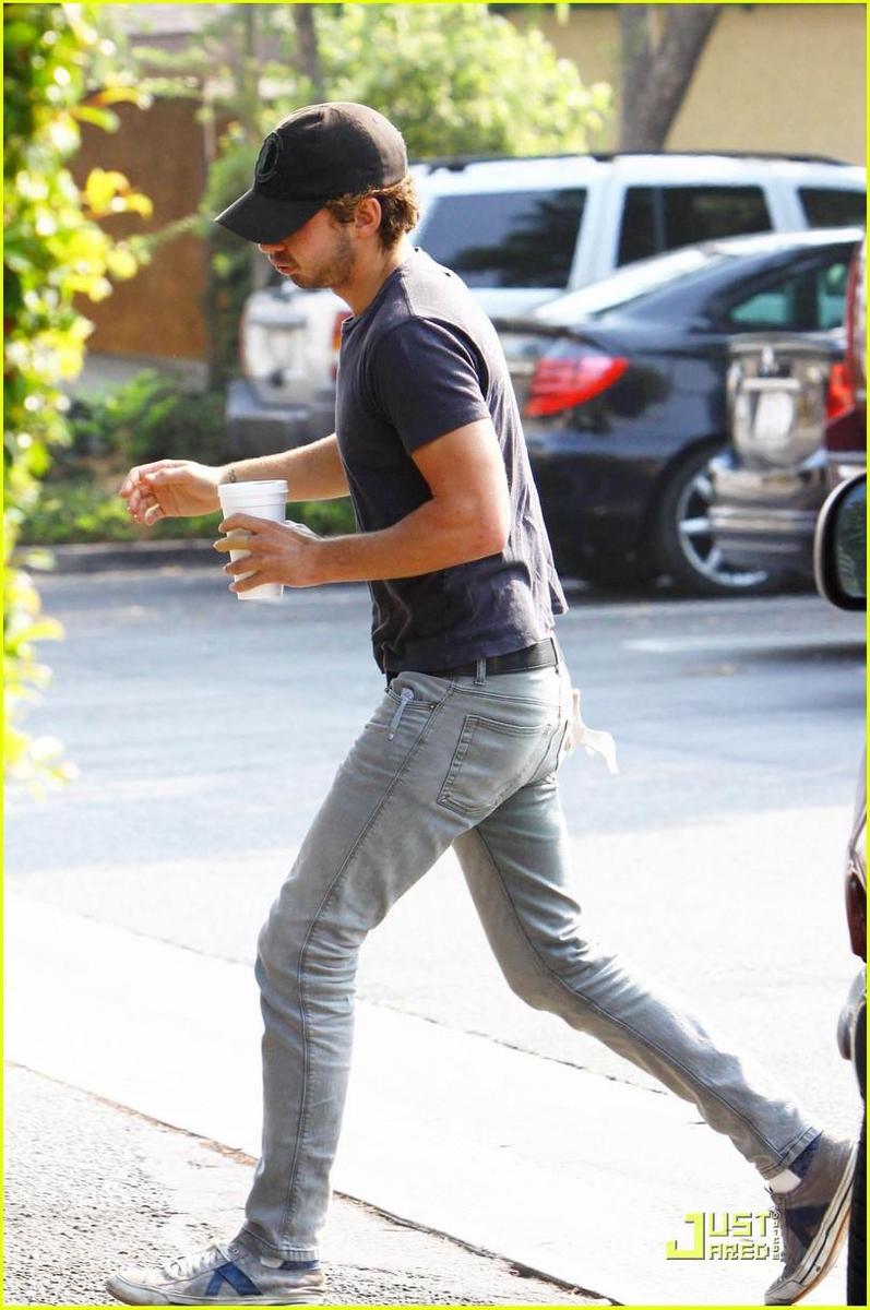 /dateien/np66944,1288897861,shia-labeouf-shoe-slippage-03