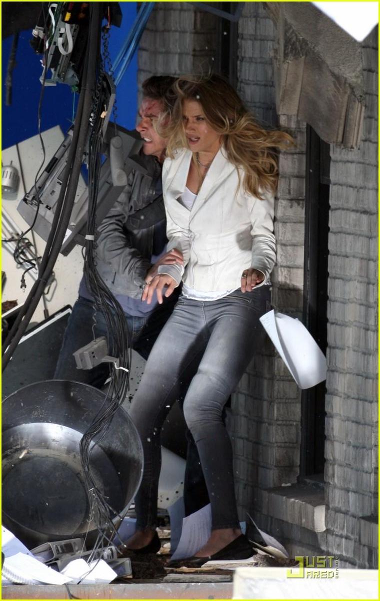 /dateien/np66944,1289387636,rosie-huntington-whiteley-shia-labeouf-transformers-11