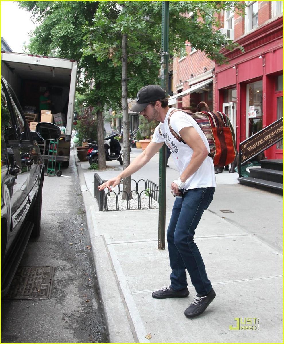 /dateien/np66944,1289392668,shia-labeouf-what-goes-around-comes-around-05