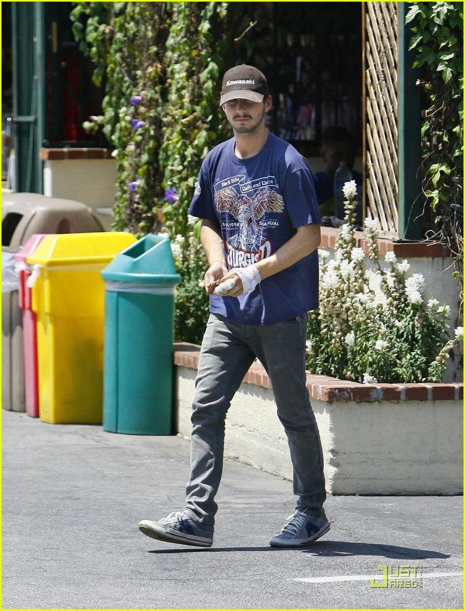 /dateien/np66944,1289402190,shia-labeouf-sexiest-mother-02