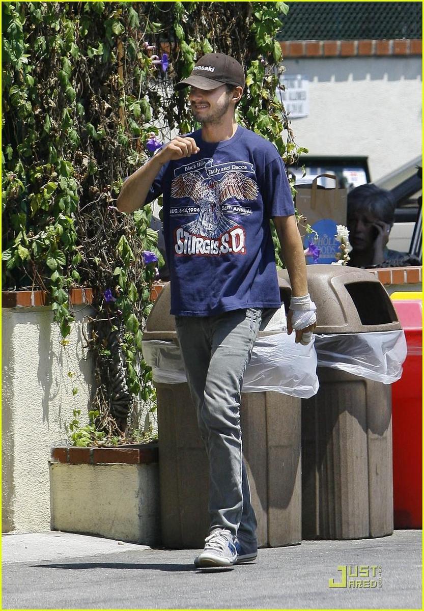 /dateien/np66944,1289402190,shia-labeouf-sexiest-mother-04
