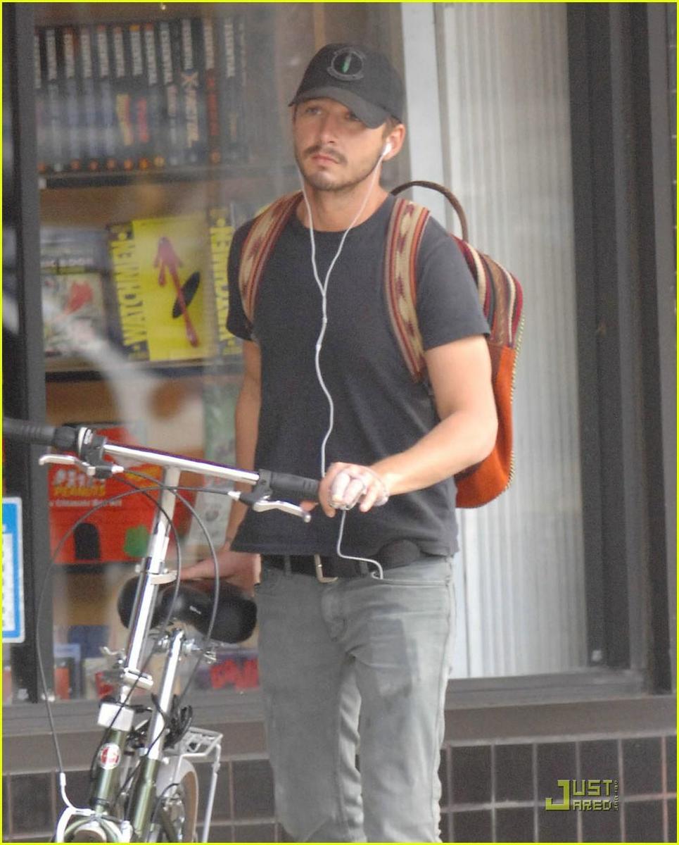 /dateien/np66944,1289406575,shia-labeouf-ice-cream-06