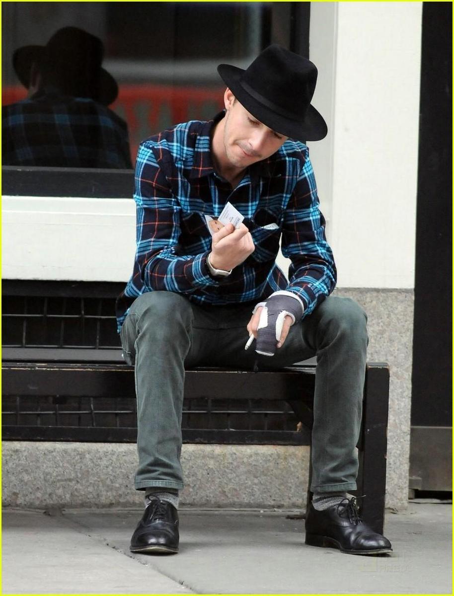 /dateien/np66944,1289492095,shia-labeouf-fedora-03